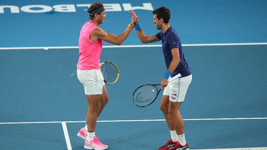 Rafael Nadal e Novak Djokovic durante evento na Austrália; tenistas duelam hoje nas quartas de Roland Garros - Graham Denholm/Getty Images