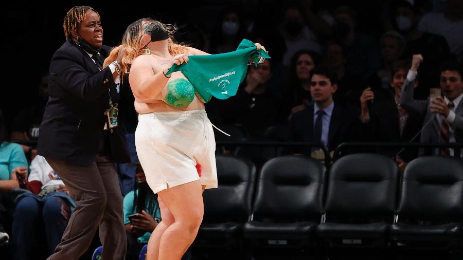 Manifestante é retirada da quadra do Barclays Center, durante partida da WNBA - Sarah Stier/Getty Images