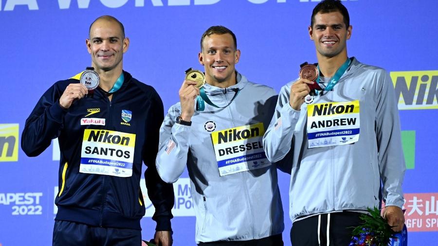 Nicholas Santos, de azul escuro, com medalha de prata do Mundial de Natação - Fina