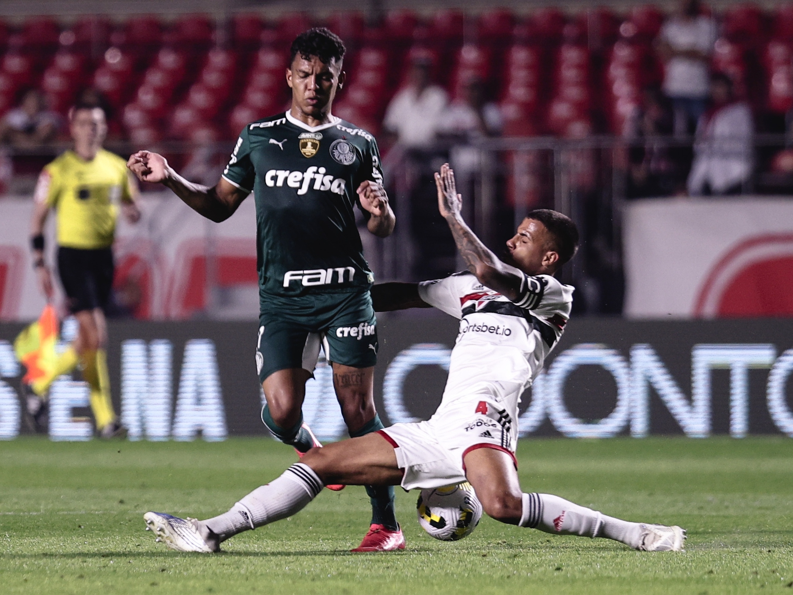 SP - Sao Paulo - 04/03/2022 - PAULISTA 2022 FINAL, PALMEIRAS X SAO PAULO -  Palmeiras player Dudu disputes bid with Sao Paulo player Diego Costa during  a match at Arena Allianz