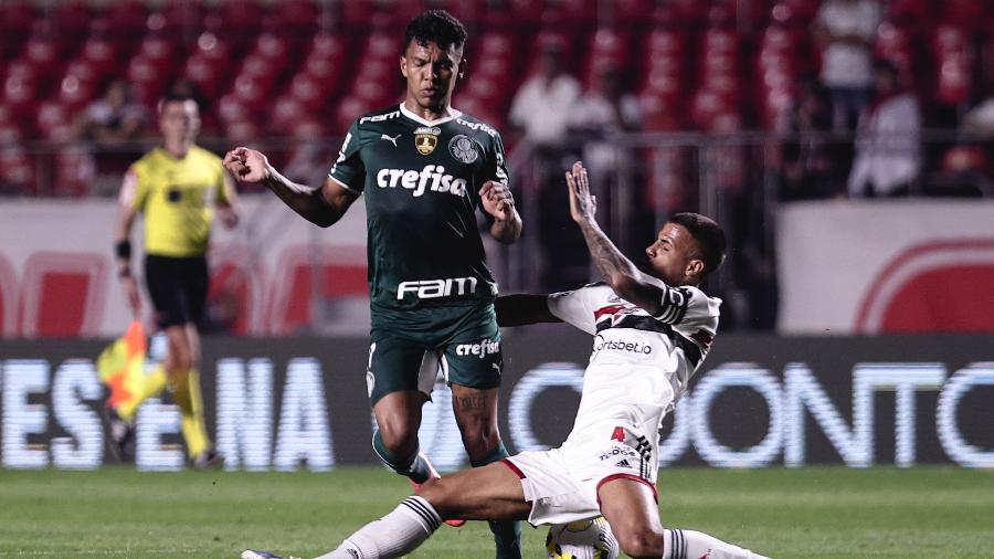 Diego Costa desarma Veron em São Paulo x Palmeiras, pela Copa do Brasil - Ettore Chiereguini/AGIF