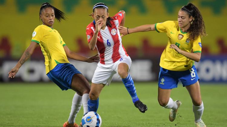 Ary Borges and Angelina try to steal the ball from Dulce Quintana during Brazil v Paraguay - Raul ARBOLEDA / AFP - Raul ARBOLEDA / AFP