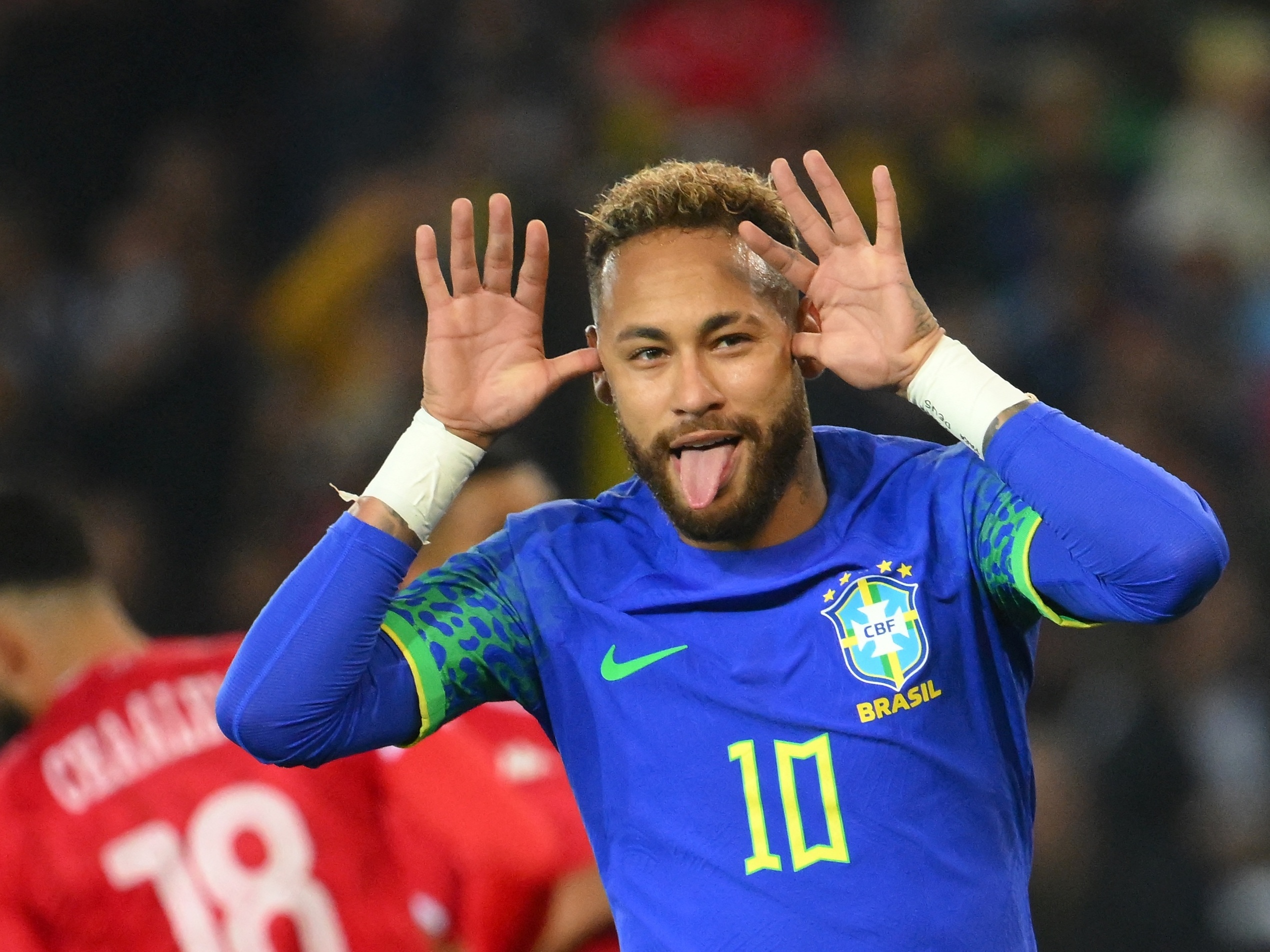 Neymar bate, apanha, se irrita e faz gol em último amistoso antes da Copa