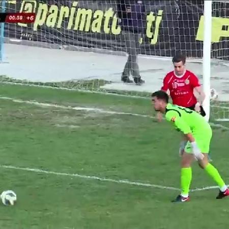 Jogadora rouba bola de goleira e faz gol bizarro na Turquia