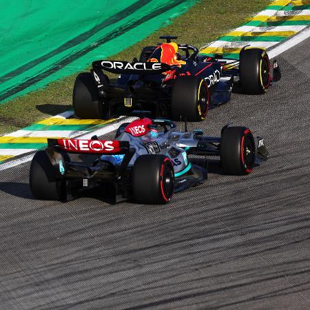 Russell (Mercedes) e Verstappen (Red Bull) durante sprint de Interlagos em 2022