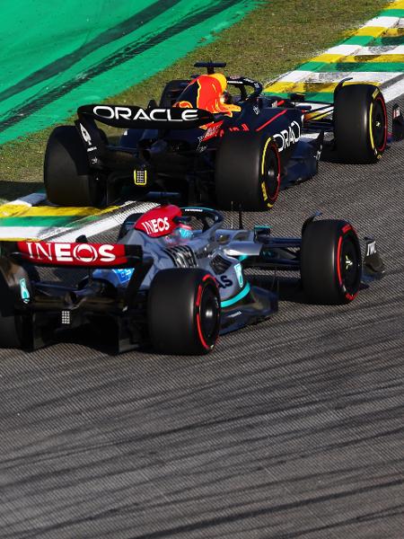 George Russell, com pneus macios, ataca Max Verstappen, com médios, na corrida sprint de Interlagos - Mark Thompson/Getty Images