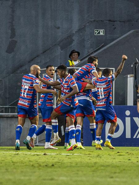Jogadores do Fortaleza comemoram gol sobre o Santos em partida da última rodada do Brasileirão 2022 - Raul Baretta/AGIF
