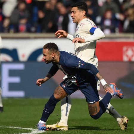 Neymar lesiona o tornozelo durante dividida de bola em jogo entre PSG e Lille, pelo Francês, no Parque dos Príncipes. - FRANCK FIFE/AFP