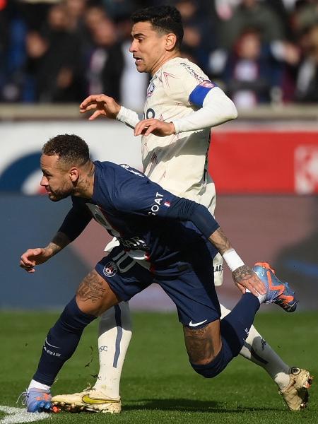 Neymar lesiona o tornozelo durante dividida de bola em jogo entre PSG e Lille, pelo Francês, no Parque dos Príncipes. 19/02/2023 - FRANCK FIFE/AFP