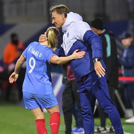 Hervé Renard, técnico da seleção francesa, comemora gol com Eugenie Le Sommer