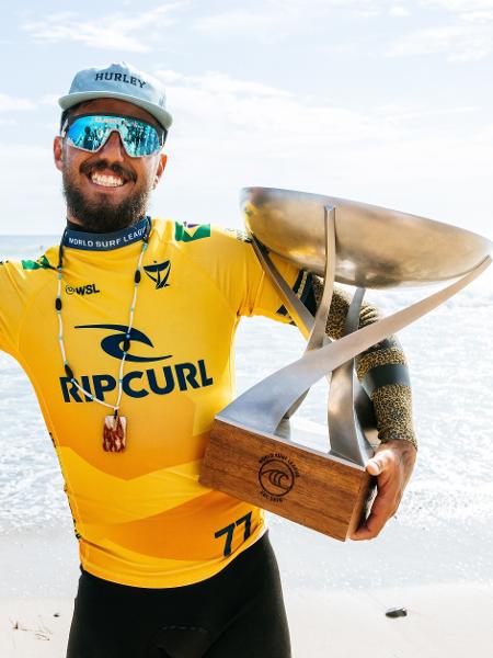 Filipe Toledo com troféu da WSL; brasileiro tornou-se bicampeão mundial de surfe