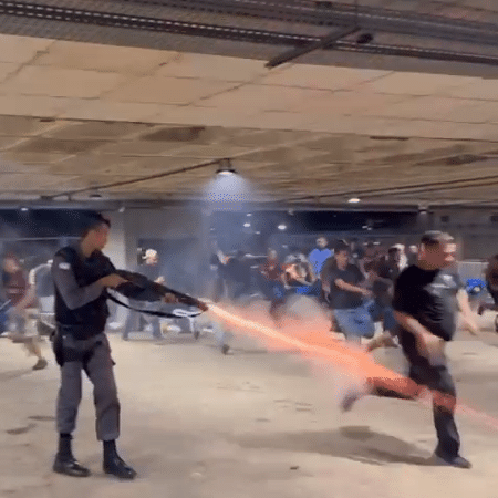 Policial dá tiro de bala de borracha em torcedor do Flamengo que invadiu estádio