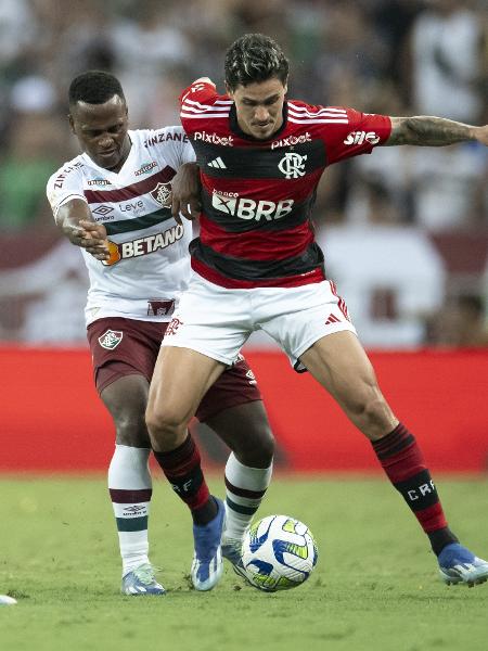 Pedro, do Flamengo, e Arias, do Fluminense, em ação pelo Brasileirão
