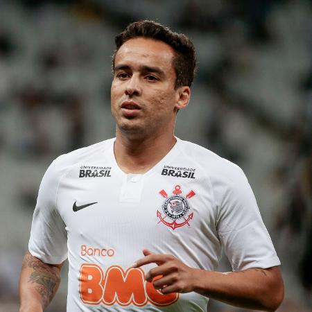 Jadson, ex-meia do Corinthians, em ação pelo clube em 2019