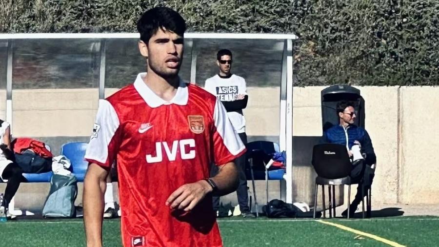 Carlos Alcaraz veste camisa do Arsenal em jogo amistoso com amigos, dezembro de 2023