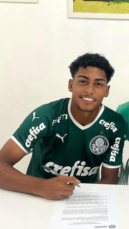 Luighi assinou seu primeiro contrato profissional com o Palmeiras