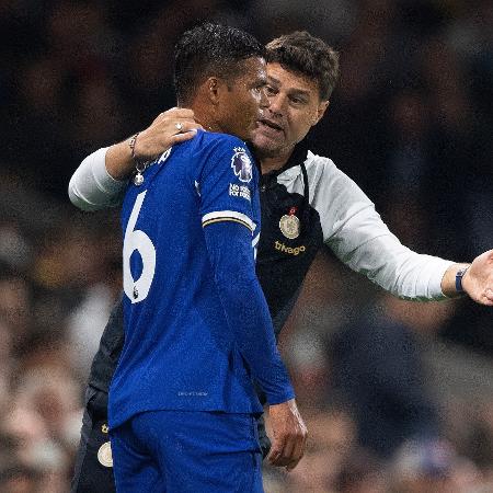 Mauricio Pochettino conversa com Thiago Silva durante a partida entre Chelsea e Fulham 