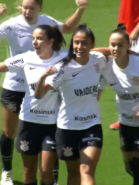 Jogadoras do Corinthians comemoram gol sobre o Inter nas quartas de final da Supercopa Feminina