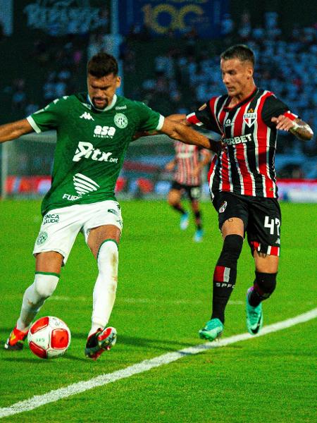 Léo Santos e Ferreirinha brigam pela bola em Guarani x São Paulo, jogo do Campeonato Paulista