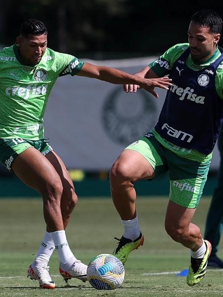 Rony e Luan durante treino do Palmeiras