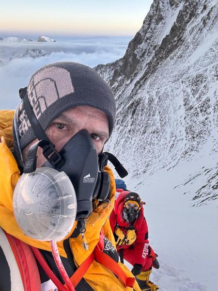 Carlos Bonfim e Olívia Bonfim durante o Double Head - escalar o Everest e o Lhotse em 24 horas