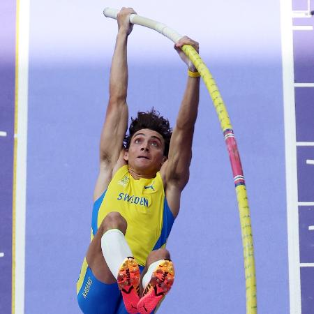 Armand Duplantis, da Suécia, durante as Eliminatórias do salto com vara nas Olimpíadas de Paris