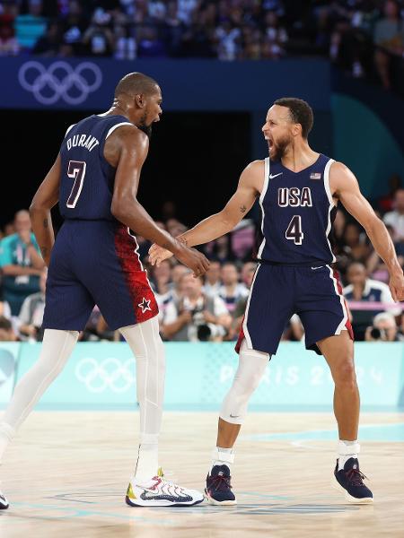 Kevin Durant, Stephen Curry e Bam Adebayo, dos EUA, comemoram durante a final do basquete masculino nas Olimpíadas