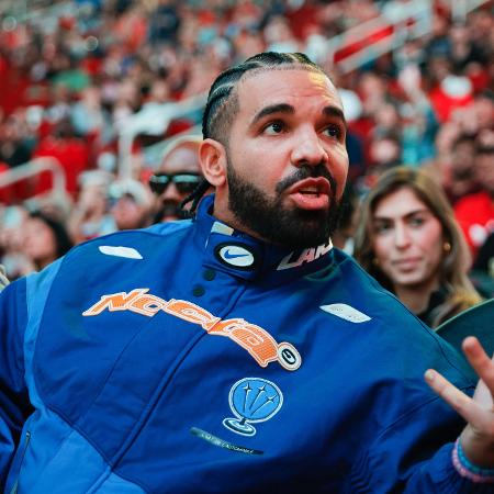 O rapper Drake com agasalho da marca Nocta