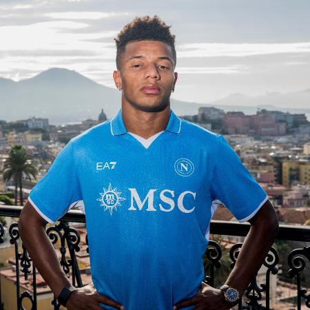 David Neres posa como jogador do Napoli