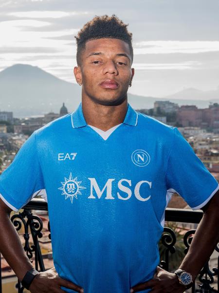 David Neres posa como jogador do Napoli