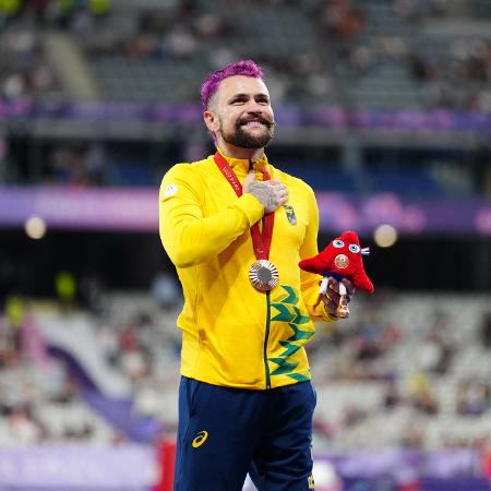 Vinícius Rodrigues com a medalha de bronze dos 100m da classe T63 das Paralimpíadas