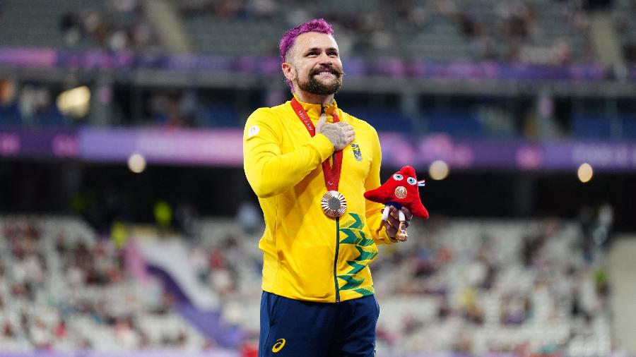 Vinícius Rodrigues com a medalha de bronze dos 100m da classe T63 das Paralimpíadas - DIMITAR DILKOFF/AFP