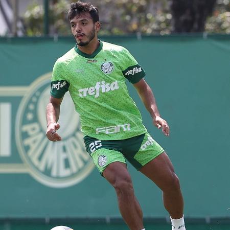 Gabriel Menino durante treino do Palmeiras na Academia de Futebol