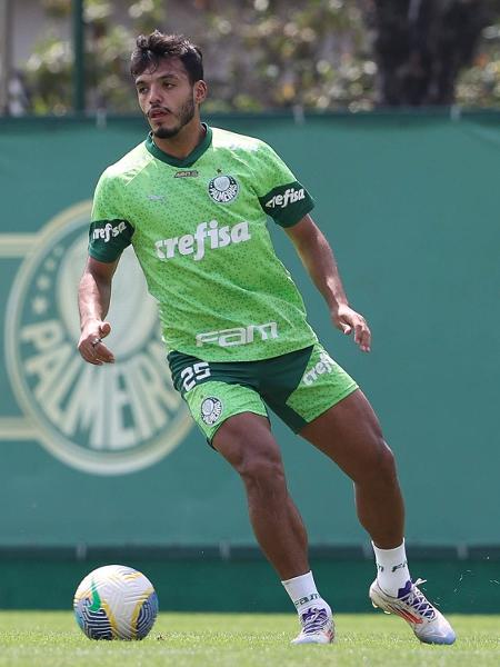 Gabriel Menino durante treino do Palmeiras na Academia de Futebol