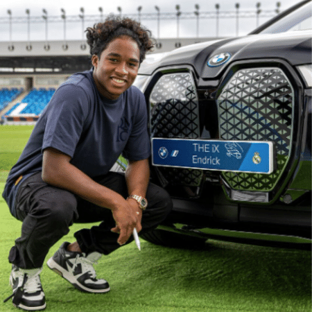 Endrick, do Real Madrid, com seu novo BMW iX xDrive50