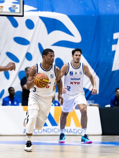 Scott Machado está com a bola ao lado de outros dois atletas do Minas na estreia do NBB