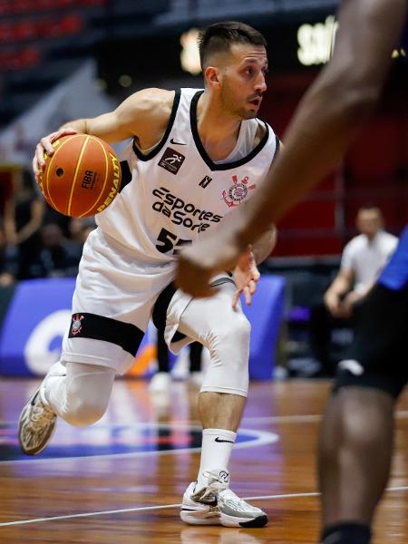 Elinho, do Corinthians, distribuiu 15 assistências em partida contra o Brasília pelo NBB