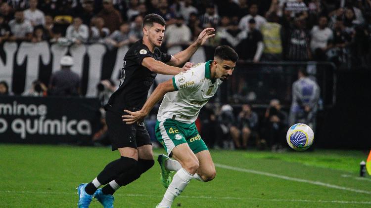 Jogo começou com o Palmeiras mais proativo diante de um recuado Corinthians