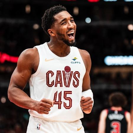 Donovan Mitchell vibra após a 12ª vitória seguida do invicto Cleveland Cavaliers na NBA