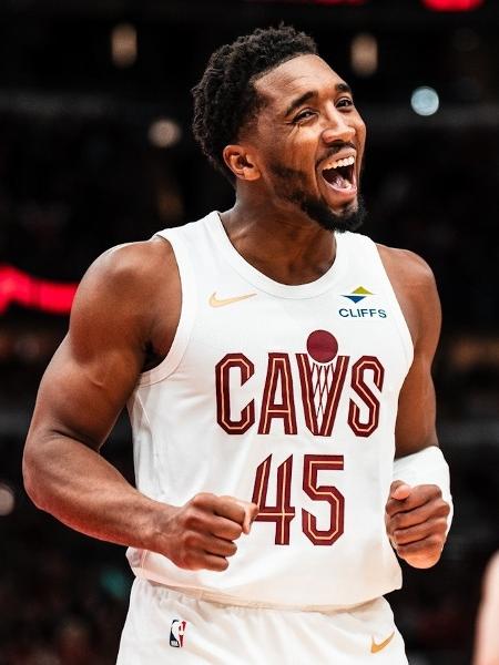 Donovan Mitchell vibra após a 12ª vitória seguida do invicto Cleveland Cavaliers na NBA