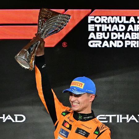 Lando Norris, da McLaren, comemora no pódio após vencer o GP de Abu Dhabi da F1 - GIUSEPPE CACACE/AFP