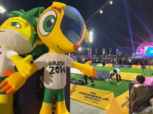 Fan Fest no Qatar resgata Fuleco, tem invasão indiana e brasileiro fake