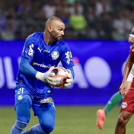 Weverton, goleiro do Palmeiras, brilhou contra o Bragantino