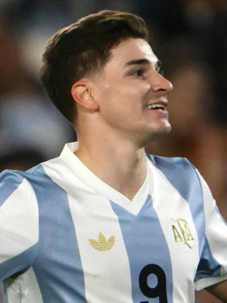 Julian Álvarez deve ser um dos titulares da Argentina - LUIS ROBAYO/AFP