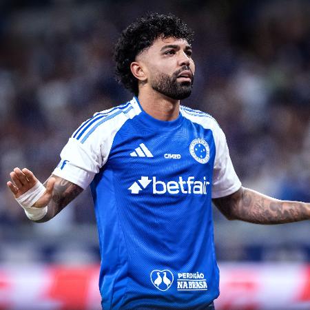 Gabigol comemora seu gol pelo Cruzeiro sobre o Flamengo, seu ex-clube