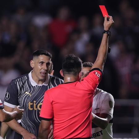 Alisson foi expulso durante São Paulo x Libertad, partida da Libertadores Alisson foi expulso durante São Paulo x Libertad, partida da Libertadores