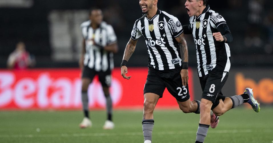 Santi marca e comemora com Montoro durante partida entre Botafogo x Atlético-MG pelo Brasileirão