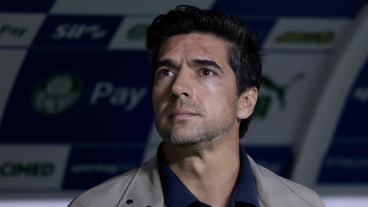 Abel dá crédito a Carlos Miguel após falha em derrota: 'Já ajudou muito'