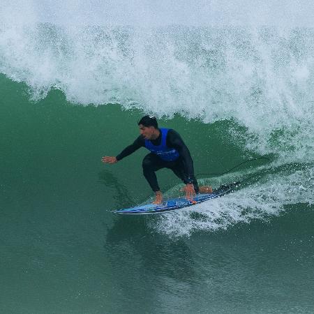 Gabriel Medina surfando em Supertubos, Portugal