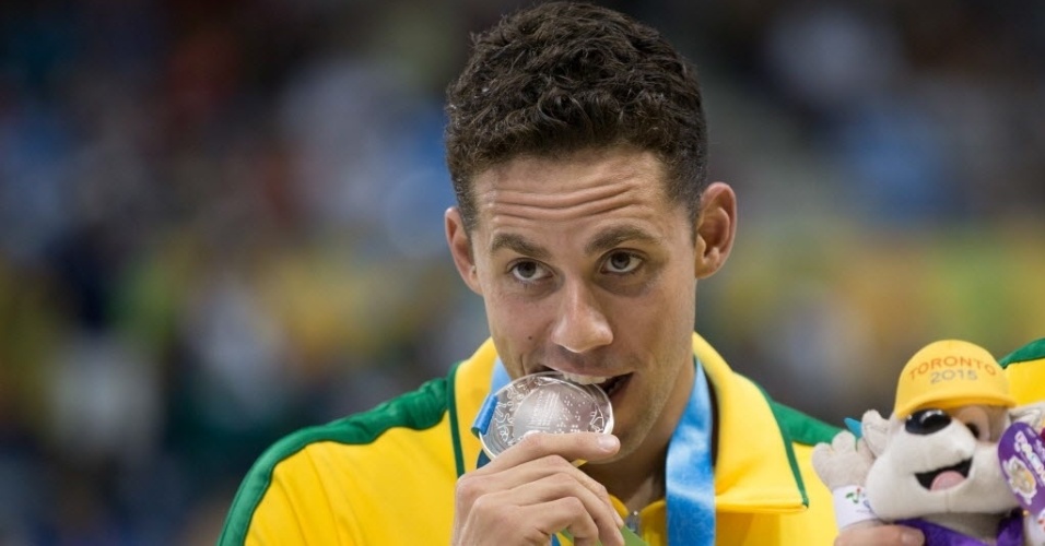 Thiago Pereira morde medalha de prata dos 200m medley - sua 22ª na história dos Jogos Pan-Americanos